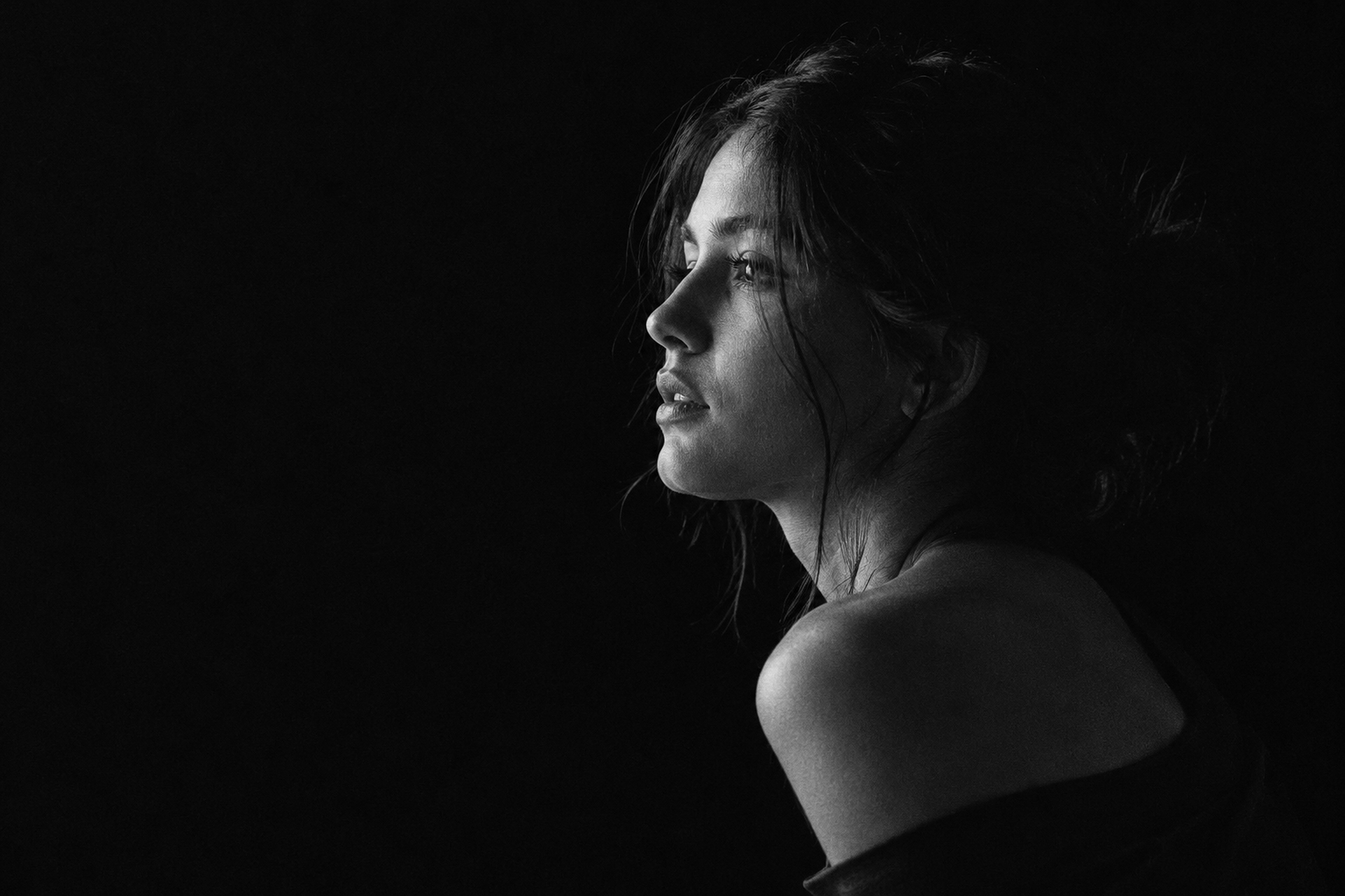 Retrato de perfil en blanco y negro de una mujer
